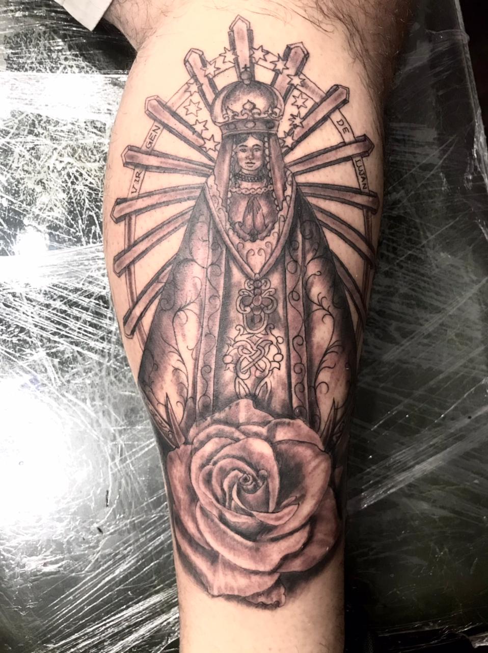 Artista de Baltimore Tattoo House realizando tatuaje con precisión milimétrica