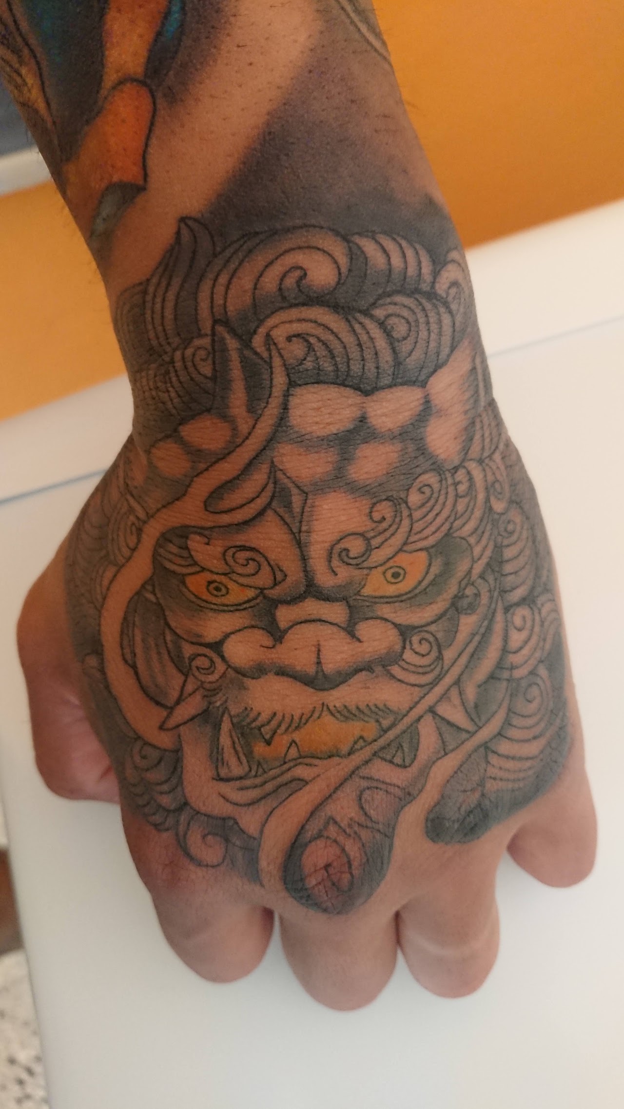 Tatuaje Neo-tradicional de pantera y daga con rojo carmesí y negro
