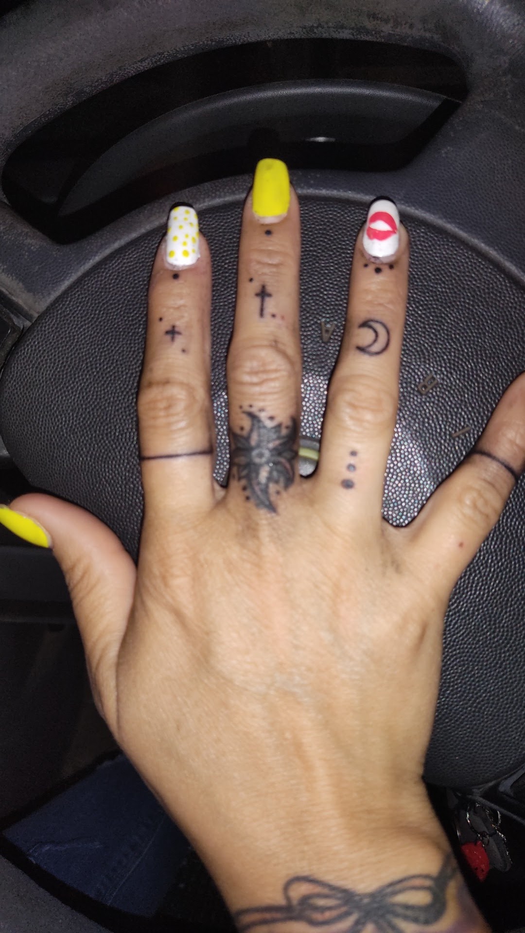 Tatuaje botánico en antebrazo con técnica de línea fina minimalista