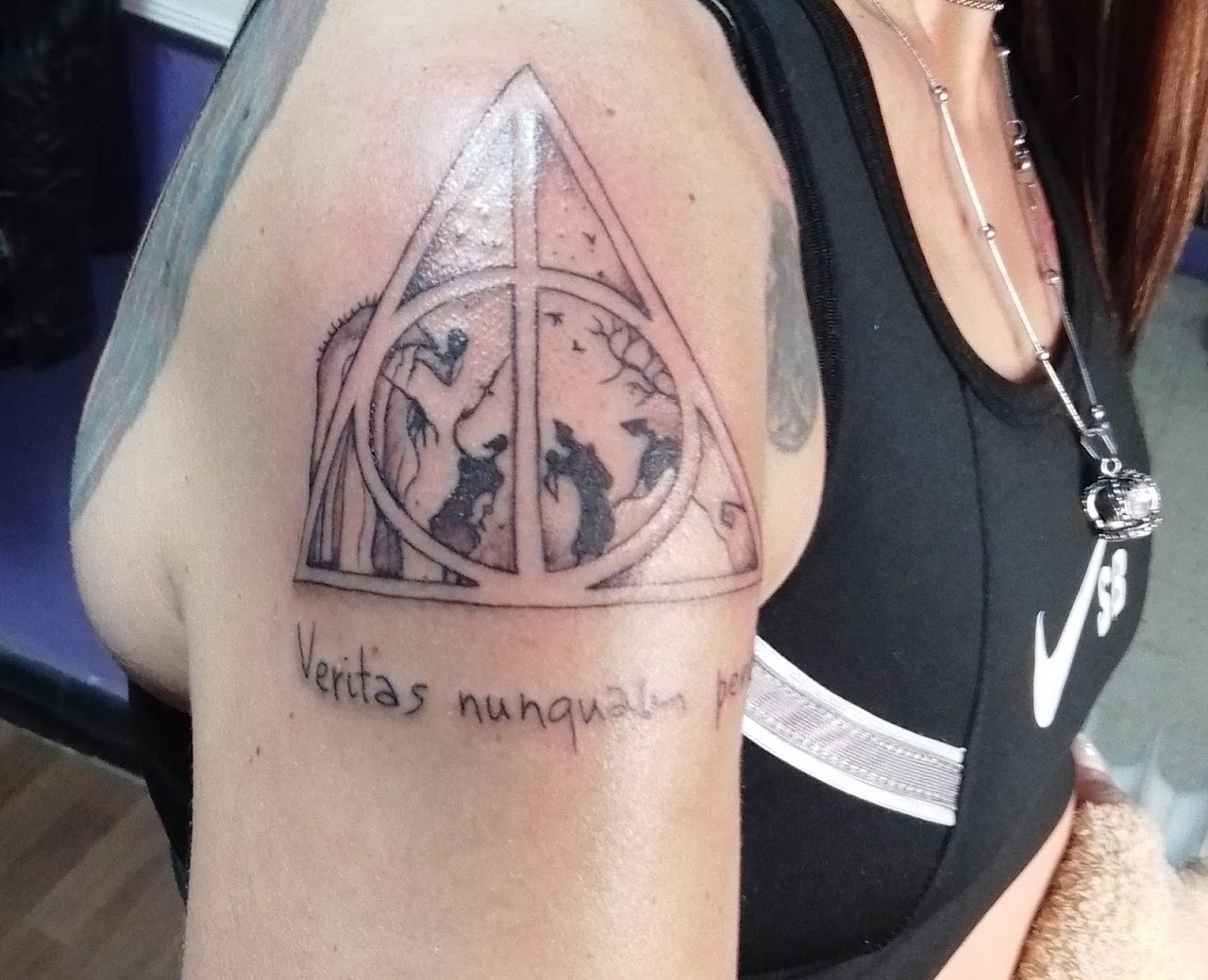 Sesión de tatuaje en vivo en estudio higiénico Baltimore Tattoo House